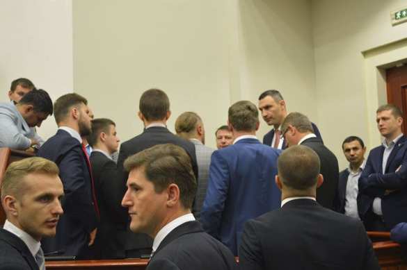 Политика по-украински: депутаты-«свободовцы» заблокировали трибуну Киевсовета (ФОТО) | Русская весна