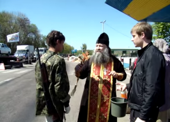 В Славянск из Донецка приехал иеромонах Афанасий, чтобы оказать духовную поддержку ополченцам | Русская весна