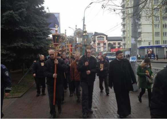 В Ровно священники Московского Патриархата крестным ходом пришли под стены администрации (ФОТО) | Русская весна