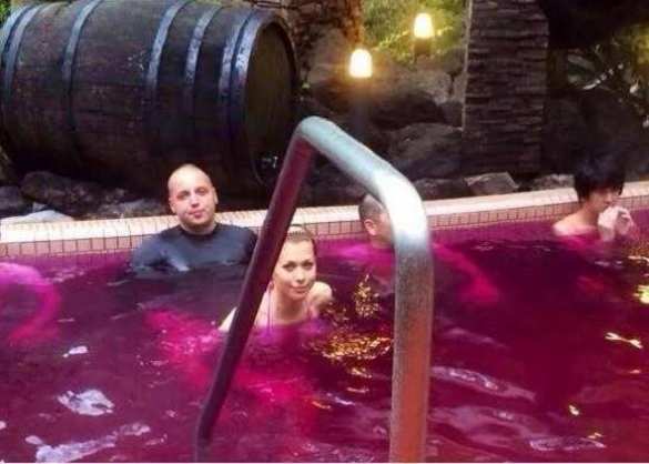 «Мальчики кровавые»: в соцсетях обсуждают скандальное фото сына Гонтаревой — в бассейне с красным вином (ФОТО) | Русская весна