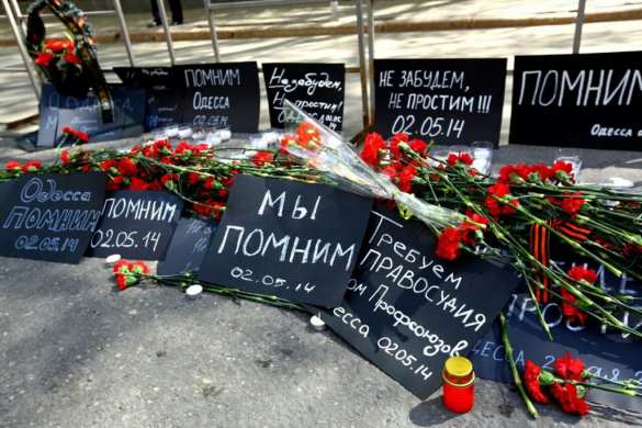 В Одессе сожгли памятные таблички на заборе Дома профсоюзов (ФОТО) | Русская весна