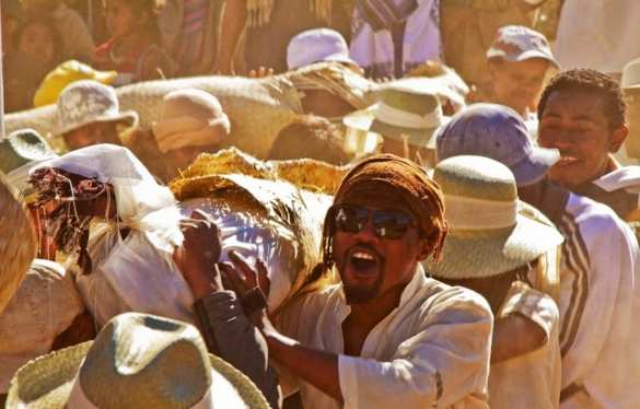 Жителям Мадагаскара запретили танцы с покойниками (ВИДЕО) | Русская весна