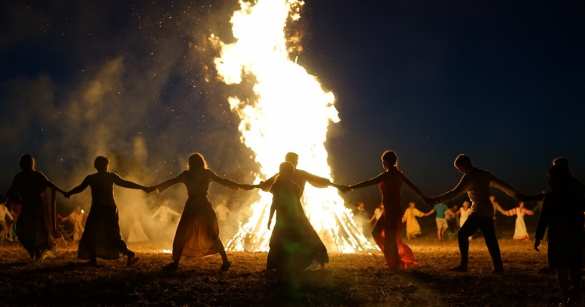 Гулянья последователей фашистов под Киевом: дикие пляски, показательная массовая драка и пожар (ВИДЕО) | Русская весна