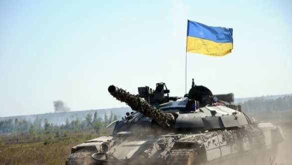 Танк ВСУ наехал на гражданский автомобиль под Артемовском, пострадал мирный житель | Русская весна