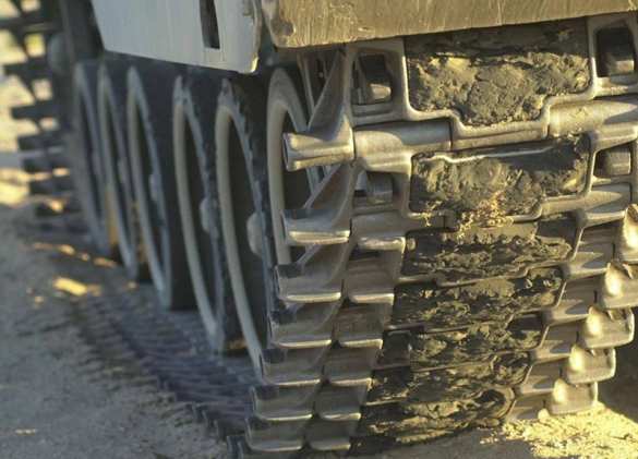 На Донбассе двое мирных жителей погибли под гусеницами украинского танка  | Русская весна