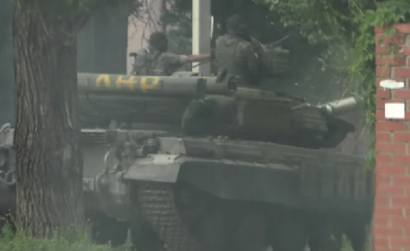 Подкрепление прибыло: в Луганск вошла большая колонна техники ополченцев: танки, Грады, пушки, БМП и грузовики Подкрепление прибыло: в Луганск вошло несколько больших колонн техники ополченцев: танки, Грады, пушки, БМП и грузовики | Русская весна