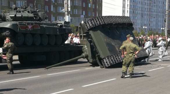 Танк Т-34 перевернулся после парада в Курске (ФОТО, ВИДЕО)  | Русская весна