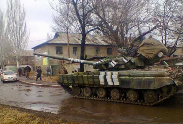 Бои у Угледара глазами врага: нацисты прячут танки и артиллерию за жилыми домами (ВИДЕО) | Русская весна