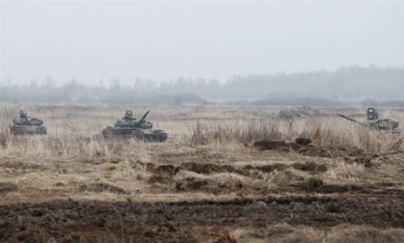 В пригороде Горловки стрелковый бой с применением бронетехники, горит поле | Русская весна