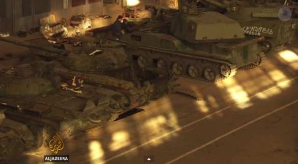 Механики армии ДНР чинят десятки единиц трофейной бронетехники и отправляют на линию фронта (видео) | Русская весна