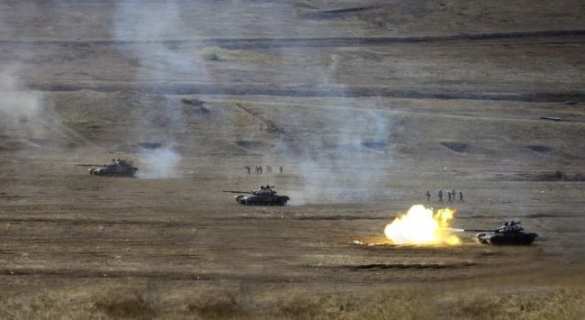 Донецк: в районе Петровки гремит танковый бой | Русская весна