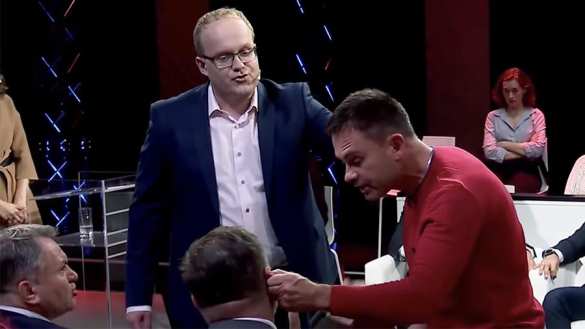 Украинского журналиста схватили за ухо после призыва прекратить войну (ВИДЕО) | Русская весна