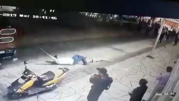 Расплата за невыполненные обещания: мэра привязали к машине и тащили по городу (ВИДЕО) | Русская весна