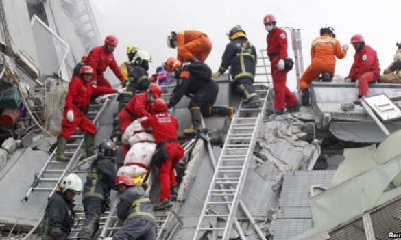 На Тайване спустя двое суток после землетрясения из-под завалов вытащили двоих выживших (ФОТО) | Русская весна