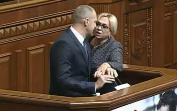 Это Украина: комбат батальона «Миротворец» разбил бутылку об голову женщины-депутата | Русская весна