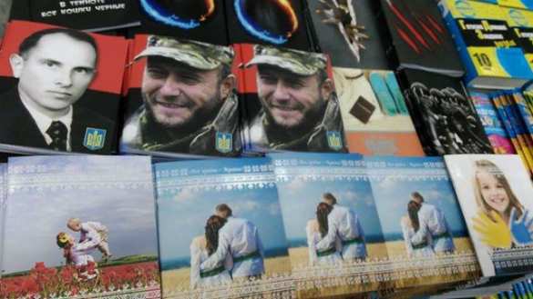 Нацизм со школьной скамьи: тетради с Бандерой и Ярошем пользуются большим спросом в запорожских супермаркетах (ФОТОФАКТ) | Русская весна