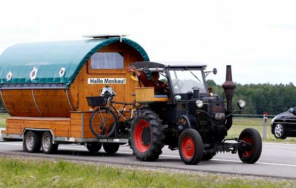 Немецкий пенсионер приехал на ЧМ-2018 в Россию на тракторе (ФОТО, ВИДЕО) | Русская весна