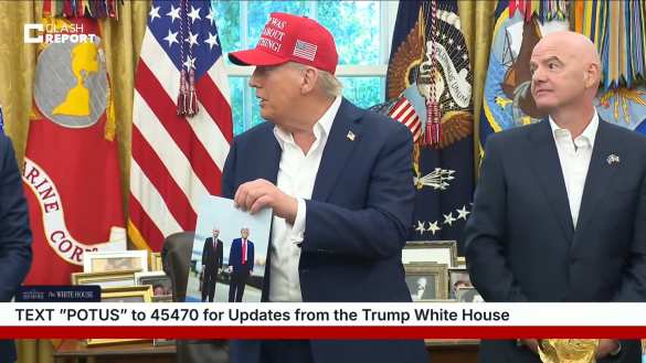 Трамп похвастался фотографией с Путиным и решил позвать его на ЧМ-2026 по футболу в США (ВИДЕО) | Русская весна