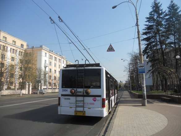 В Киеве пассажир выпал из троллейбуса вместе с дверью (ФОТО) | Русская весна
