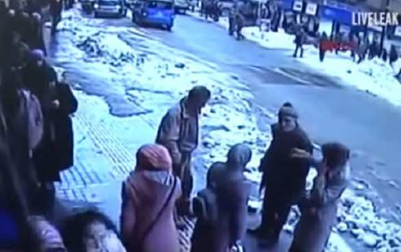 В Турции лавина снега упала с мечети на прохожих, есть пострадавшие (ВИДЕО) | Русская весна