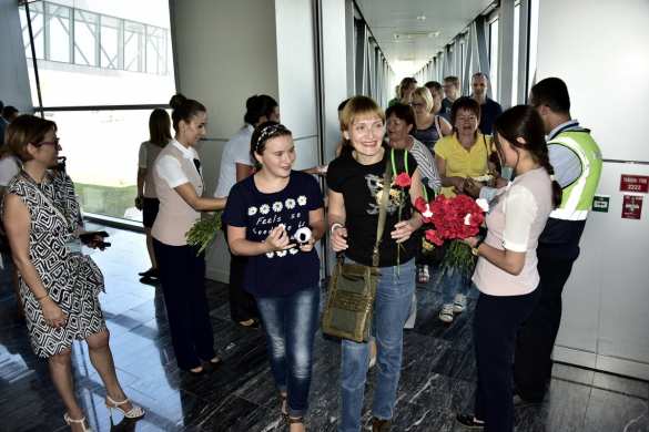 Российских туристов встретили с цветами и тортом в турецком аэропорту (ФОТО) | Русская весна