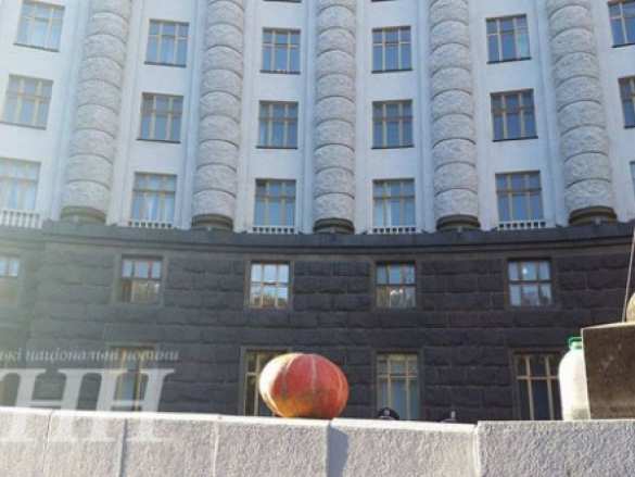 В Киеве бастующие фермеры оценили работу Яценюка в одну тыкву (ФОТО) | Русская весна
