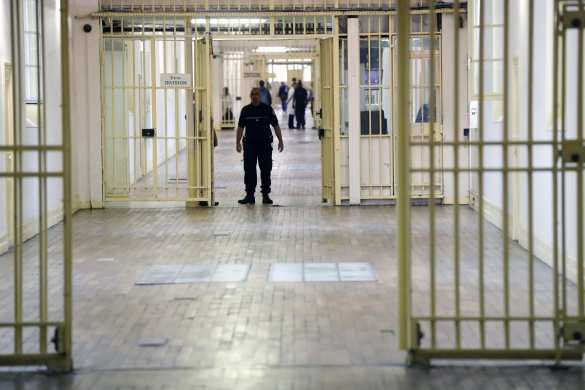 Во Франции из-за коронавируса освобождают заключённых | Русская весна