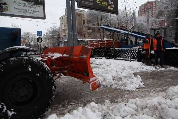 Сильные снегопады в ДНР: 11500 коммунальщиков и 300 машин спецтехники очистили 350 000 м² | Русская весна
