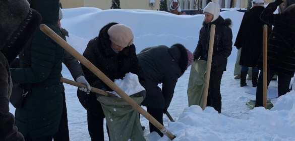 Уволена чиновница, заставившая учителей убирать снег в мешки в 20-градусный мороз (ФОТО) | Русская весна
