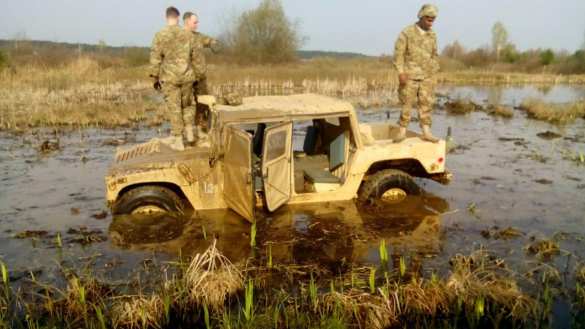 После точного удара в Бахмуте пылает очередной американский «Хаммер» (ВИДЕО) | Русская весна