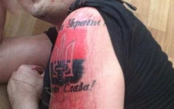 Перед сдачей в плен украинский фашист пытался кирпичом стереть татуировку «Правого сектора» (ФОТО) | Русская весна