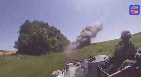 Украинский БТР подорвался на мине (видео) | Русская весна