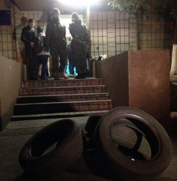 В Киеве боевики «добробатов», вооружившись шинами, требуют от МВД снять с розыска своих «побратимов» (ФОТО, ВИДЕО) | Русская весна