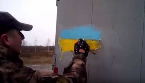 Сумасшедшие украинские фашисты раскрашивают фуры из России в цвета флага Украины (ВИДЕО 18+) | Русская весна