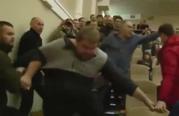 «Вон отсюда!» — белорусы напали на проукраинских провокаторов на выступлении идеолога «Антимайдана» Старикова и вытолкали их взашей (ВИДЕО) | Русская весна