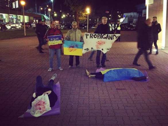 В Польше радикалы-русофобы лежали трупами под украинскими флагами, протестуя против гастролей хора им. Александрова (ФОТО, ВИДЕО) | Русская весна