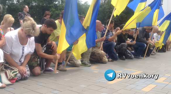 «Какие-то языческие ритуалы»: украинцев ставят на колени (ВИДЕО) | Русская весна