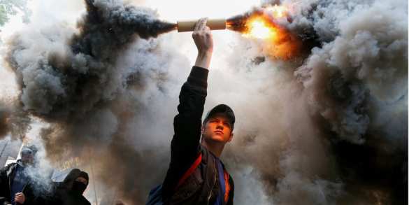 Неонацисты под Радой зажгли дымовые шашки (ФОТО, ВИДЕО) | Русская весна