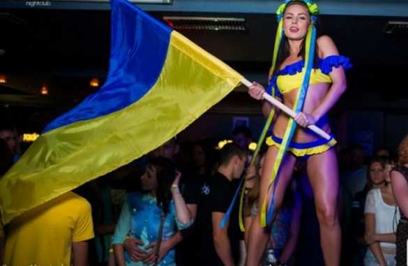 В Николаеве устроили шоу полуголых моделей прямо на выходе из мэрии (ВИДЕО) | Русская весна