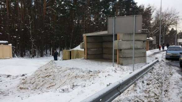 На въездах в Киев начали возводить бетонные блокпосты (ФОТО) | Русская весна