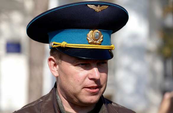 Под Радой толпа напала на нардепа, пытавшегося пугать Америкой «вежливых людей» в Крыму (архивное ВИДЕО) | Русская весна