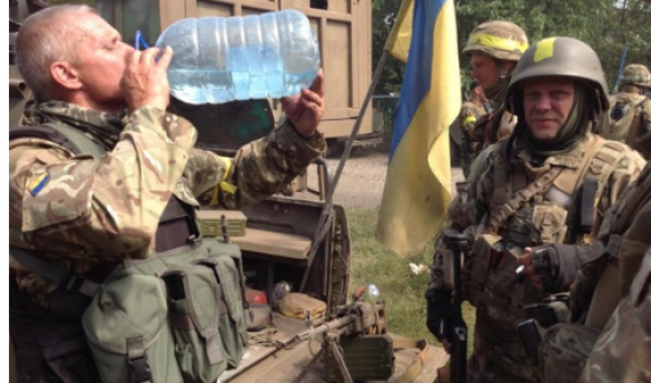 Бойцы, которые выбрались из окружения на 32 блокпосту: у нас не было ничего, воду давали ополченцы (видео) | Русская весна