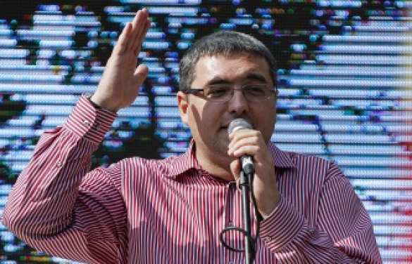Лидер оппозиционной «Нашей партии» Ренато Усатый Сторонники задержанного в Кишиневе Ренато Усатого оцепили здание прокуратуры | Русская весна