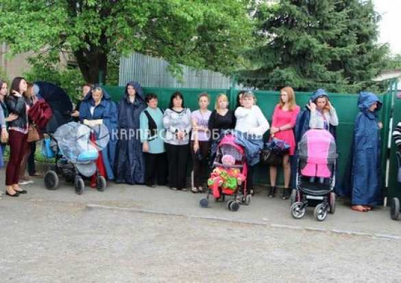 «Люди, услышьте нас!», — беженцы из Лисичанска рассказали правду о преступлениях Нацгвардии (включение из Крыма) | Русская весна