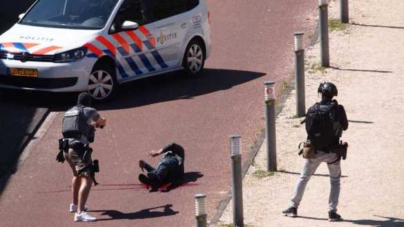 Резня и кровь на асфальте: Террорист с ножом напал на людей в Гааге (ФОТО) | Русская весна