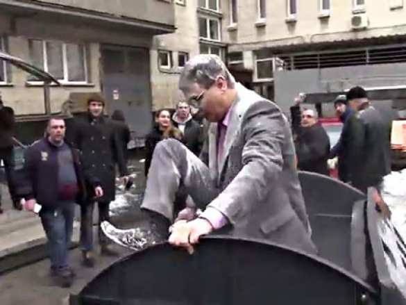 В Днепропетровске люстрировали директора театра (видео) | Русская весна