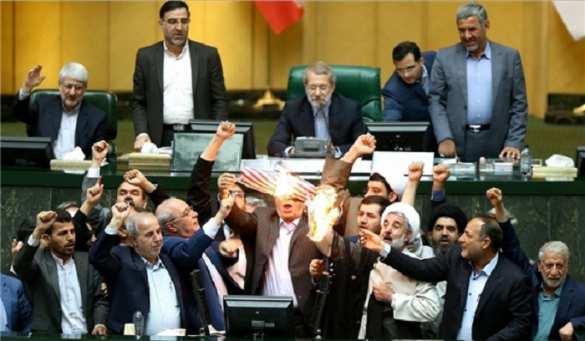 В парламенте Ирана сожгли флаг США и оценили умственные способности Трампа (ВИДЕО) | Русская весна