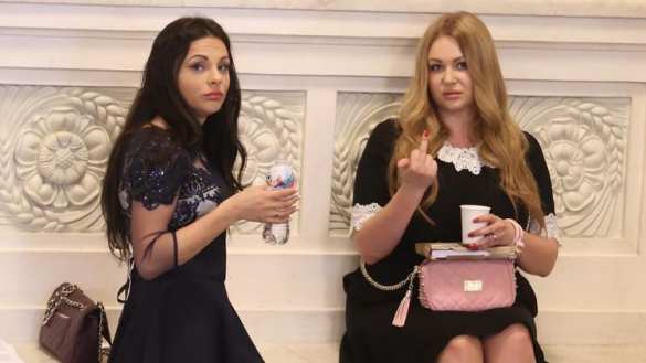 Скандал в Раде: грудастая помощница радикального депутата раздает журналистам «факи» (ФОТО) | Русская весна