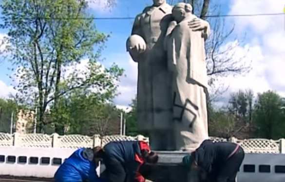 В Харькове неонацисты осквернили братскую могилу советских воинов (ФОТО, ВИДЕО) | Русская весна