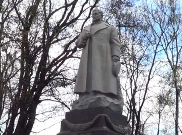 Киевляне вышли на защиту памятника генералу Ватутину (ВИДЕО) | Русская весна